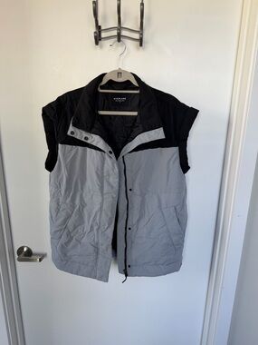Everlane Men’s Black and Light Gray Quilted Sleeveless Vest